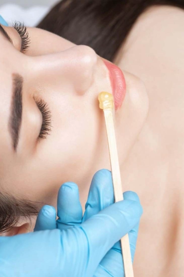 Épilation à la cire du nez