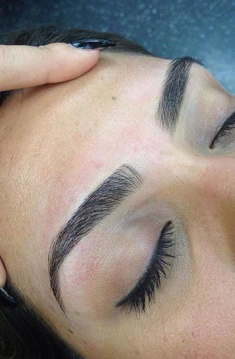 Épilation au fil des sourcils