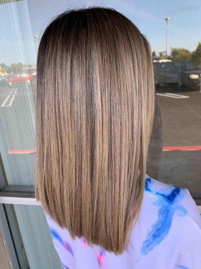 COLORATION OU DÉCOLORATION Cheveux mi-longs