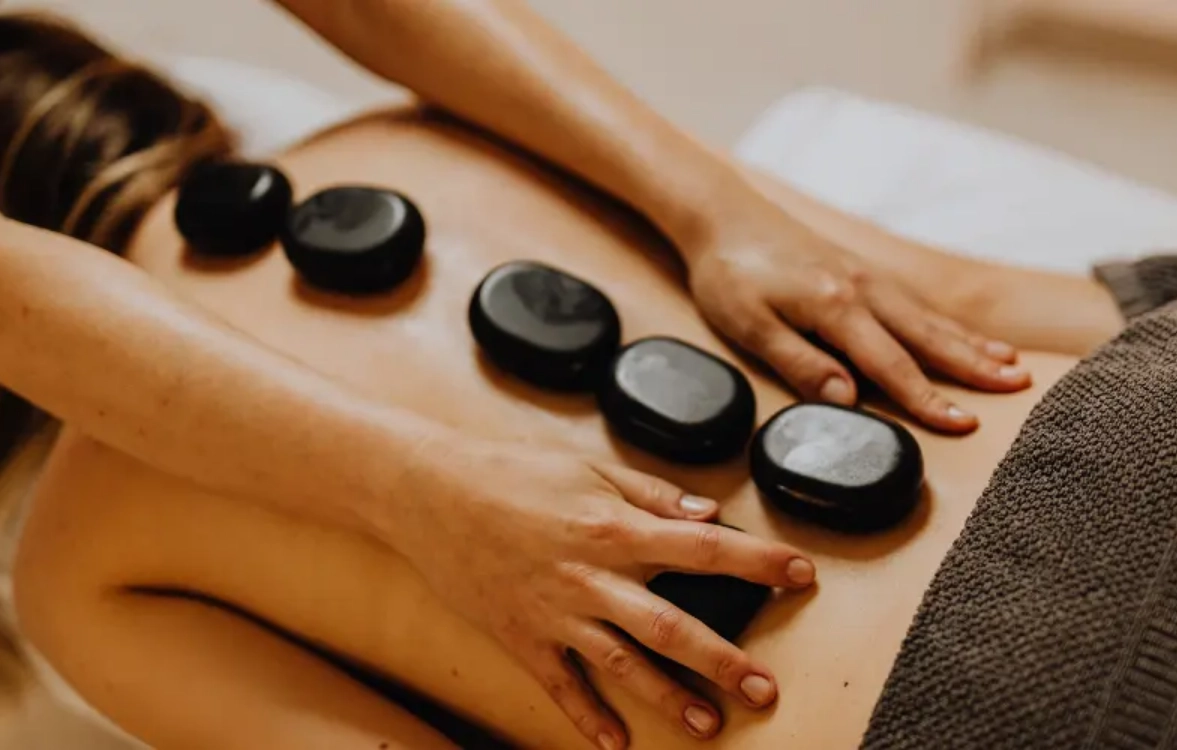 Massage aux pierres chaudes